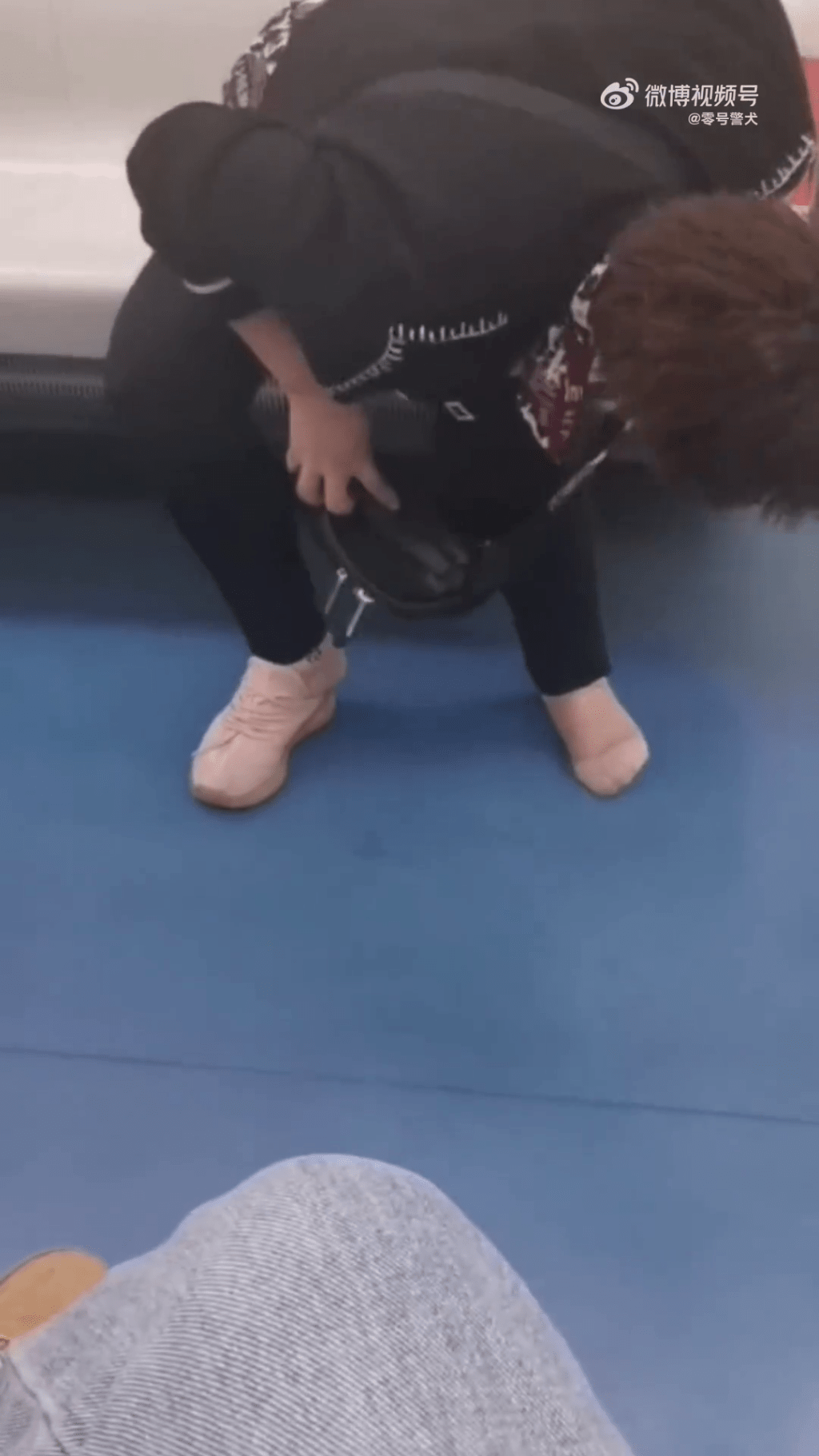 女子在地鐵車廂上四處尋找失去的一隻鞋。