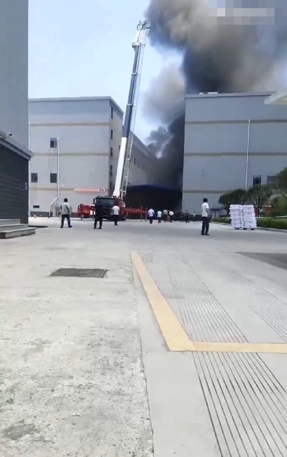 有指,火場複雜增加灌救難度。微博@百姓關注 有指,火場複雜增加灌救難度。微博@百姓關注