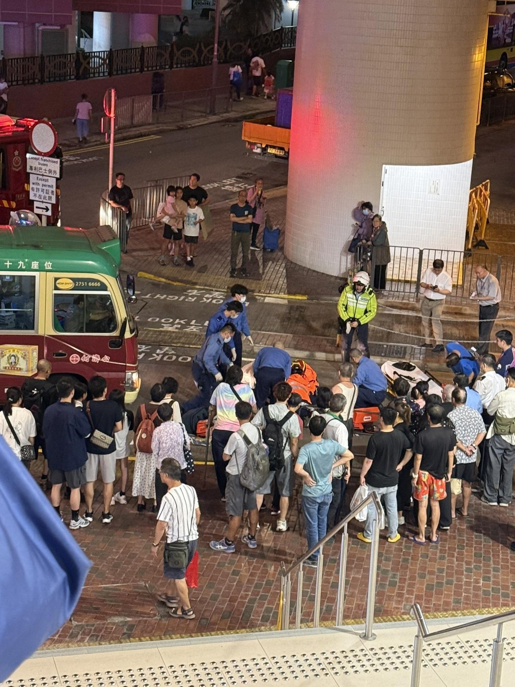 現場大批途人圍觀。FB：石排灣街坊吹水會