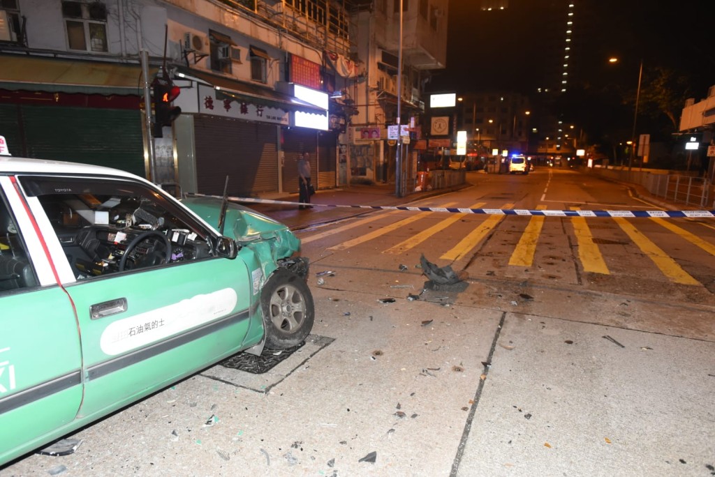 空載新界的士被撞。