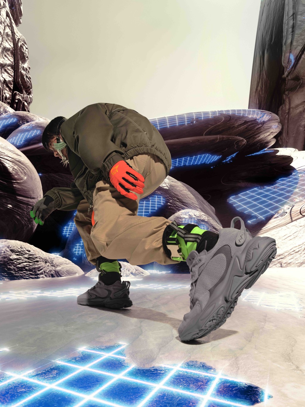 五月發售的OZWEEGO運動鞋/$1,099。