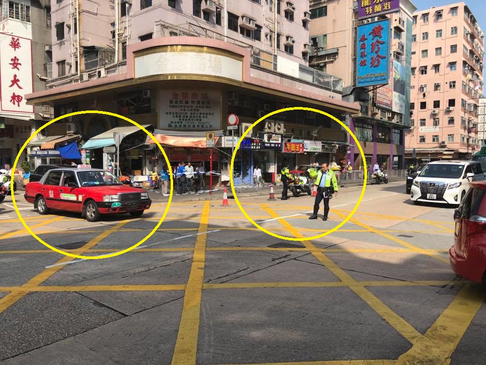 的士与另一辆的士相撞后撞上行人路。网民林子奇图片