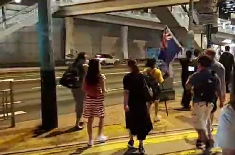 中環一批人往銅鑼灣方向遊走。網上圖片