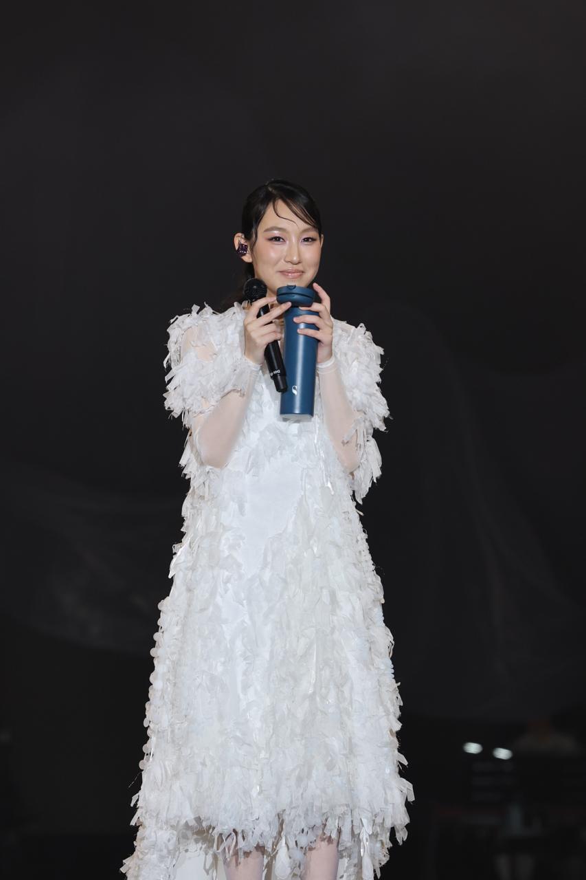 炎明熹一身白衣演唱。 炎明熹一身白衣演唱。