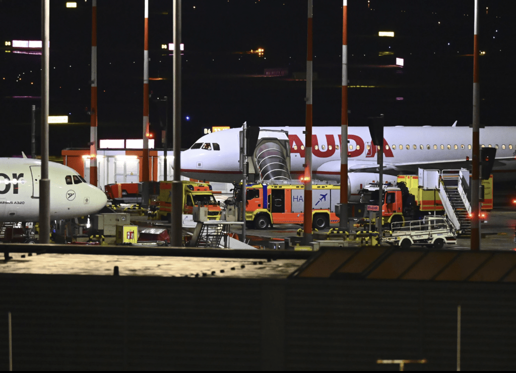 機場方面表示，由於警方正在停機坪開展行動，周六晚所有航班停止升降，至少有27班客機受影響。美聯社