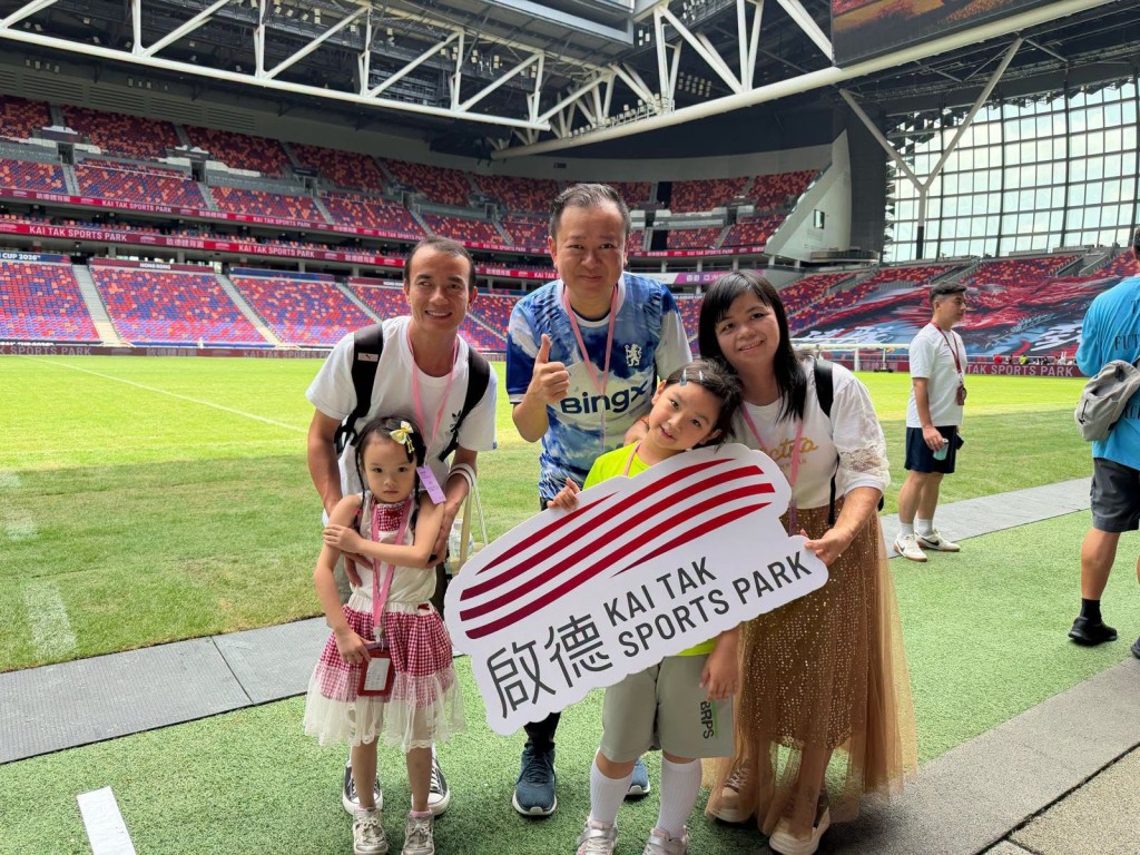 體育園與九龍城區議員張景勛邀請浸信會孔憲紹天虹小學學生及家長,在今日(10月1日)成為首批導賞團團友。 體育園與九龍城區議員張景勛邀請浸信會孔憲紹天虹小學學生及家長,在今日(10月1日)成為首批導賞團團友。