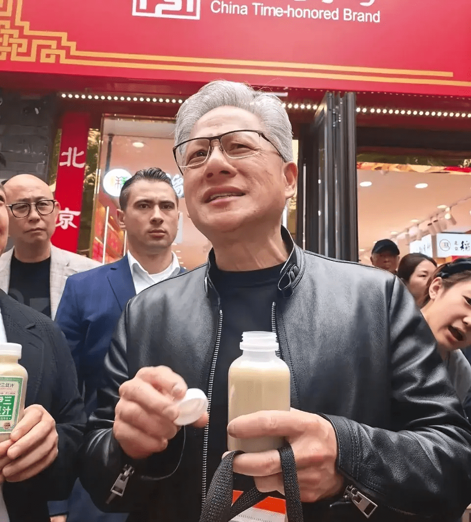 辉达CEO黄仁勋南锣鼓巷试饮豆汁惹热议。