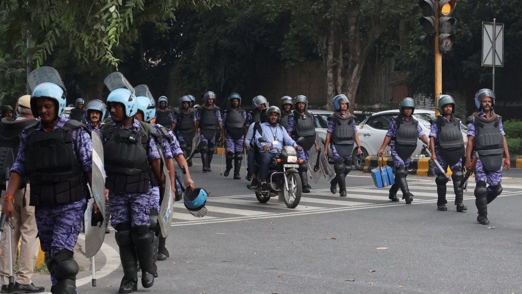 新德里軍警戒備,嚴防示威人群。 路透社 新德里軍警戒備,嚴防示威人群。 路透社