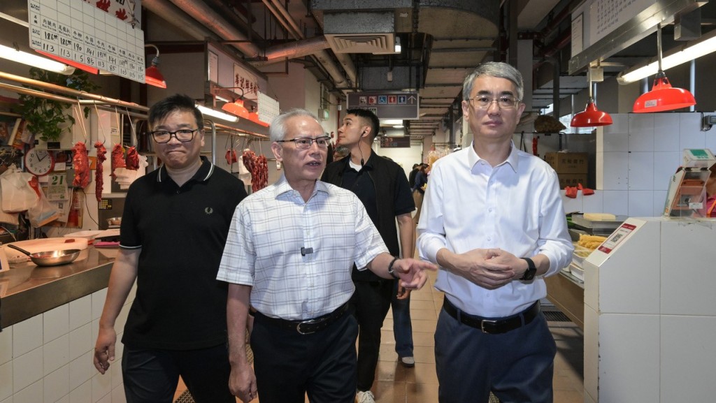 澳門行政長官岑浩輝到沙梨頭街市市政綜合大樓視察街市的環境、設施及營運狀況。澳門新聞局圖片