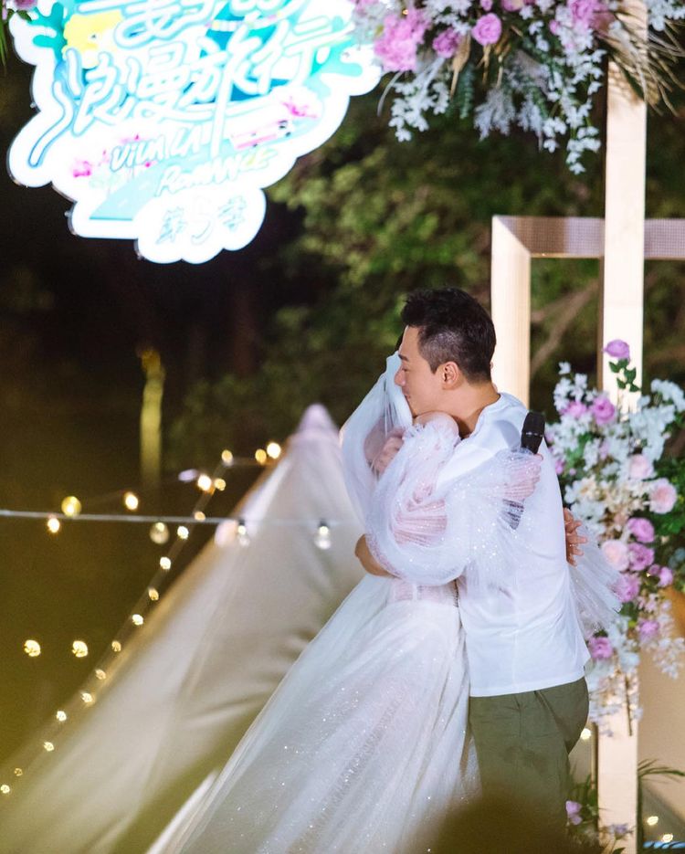林峯衝上台攬實老婆。