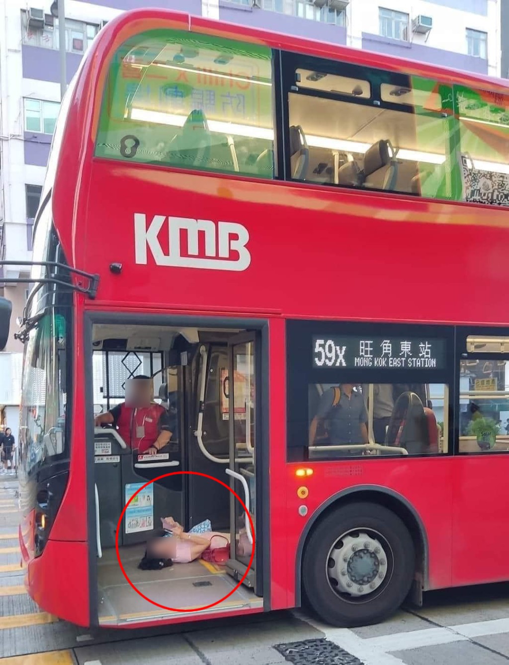 網上熱傳一張大媽在巴士上「瞓地」玩手機的相片。(是日快快-巴士即日相FB相片)