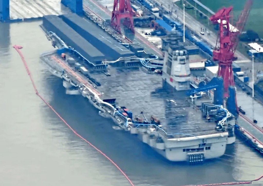 “福建舰”最新照片，左侧的电磁弹射轨道上的蓬已清除。