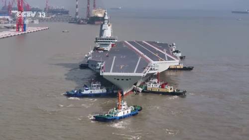 福建舰首次海试，由拖轮推出码头。