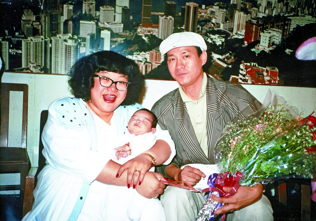 沈殿霞同年5月30日诞下女儿郑欣宜，不过之后郑少秋又再传出与官晶华来往；至1988年，当时欣宜仅8个月大时，沈殿霞便提出离婚。