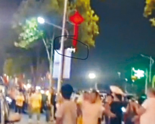 ■鄭州萬達廣場無人機表演時，出現故障「炸機」。