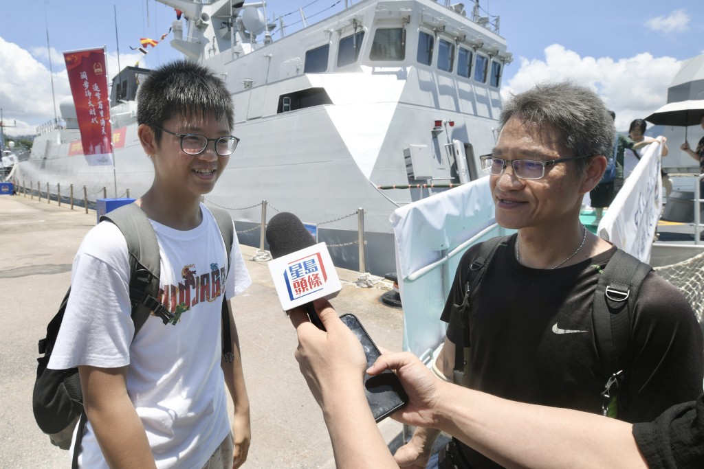 嚴小朋友指以往一直未有機會登上軍艦,今次親身見識到海軍的武器、炮台,以及士兵們的表演,感到十分震撼。 嚴小朋友指以往一直未有機會登上軍艦,今次親身見識到海軍的武器、炮台,以及士兵們的表演,感到十分震撼。