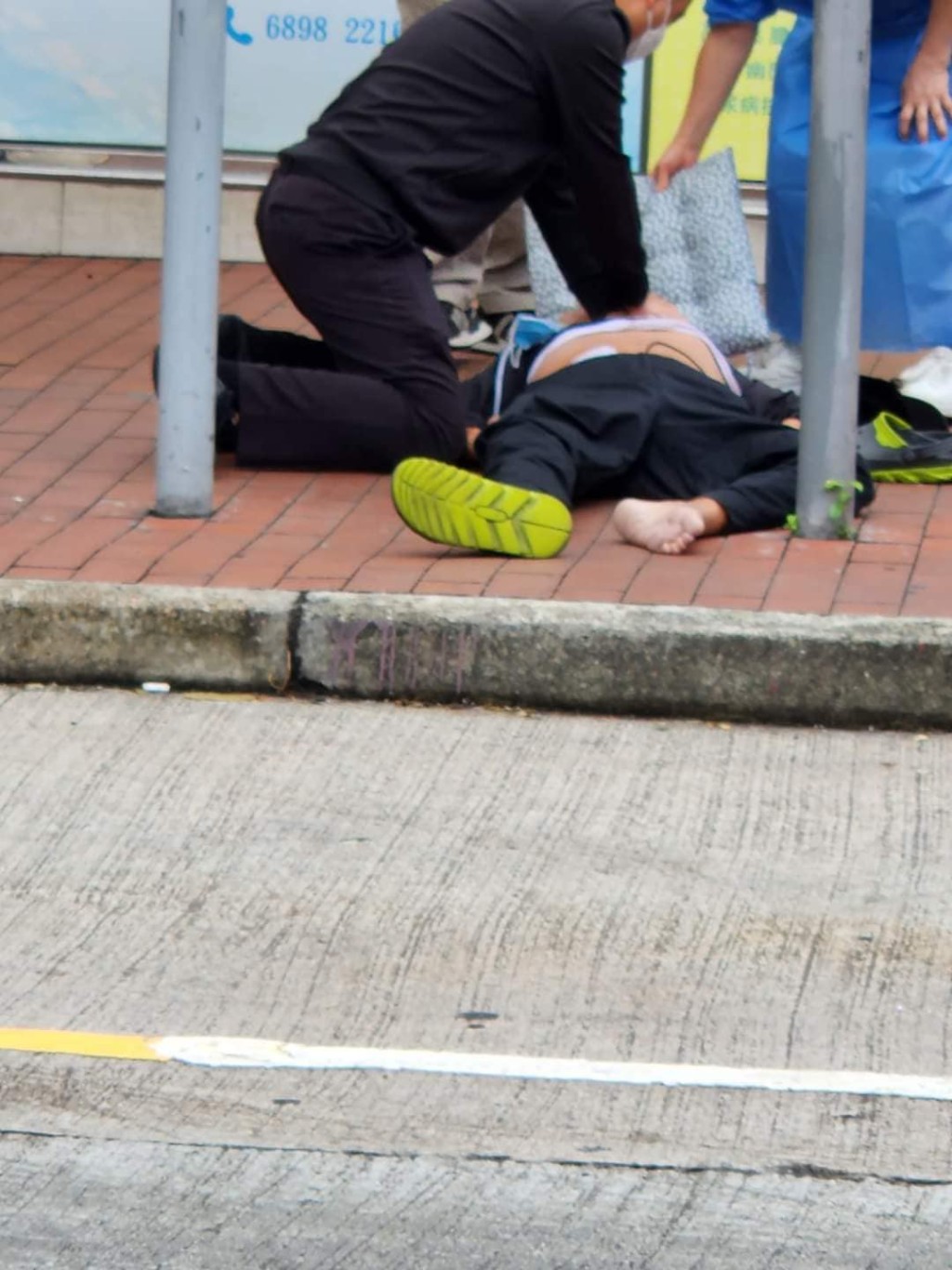 57岁的士司机昏迷路边，医务所人员闻讯冲出街外为事主急救。(真屯门友facebook图片)