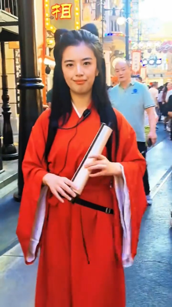 外表酷似王祖贤的刘文迪在佛山广东千古情景区出现成为网络话题。微博@再赏无言