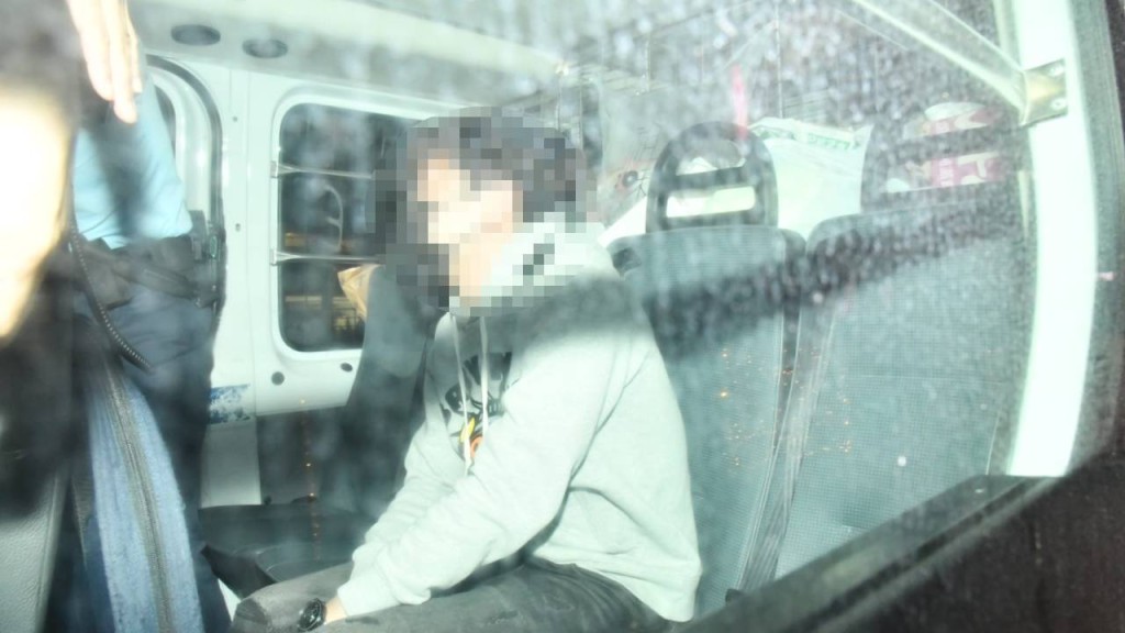 少年被帶返警署調查。