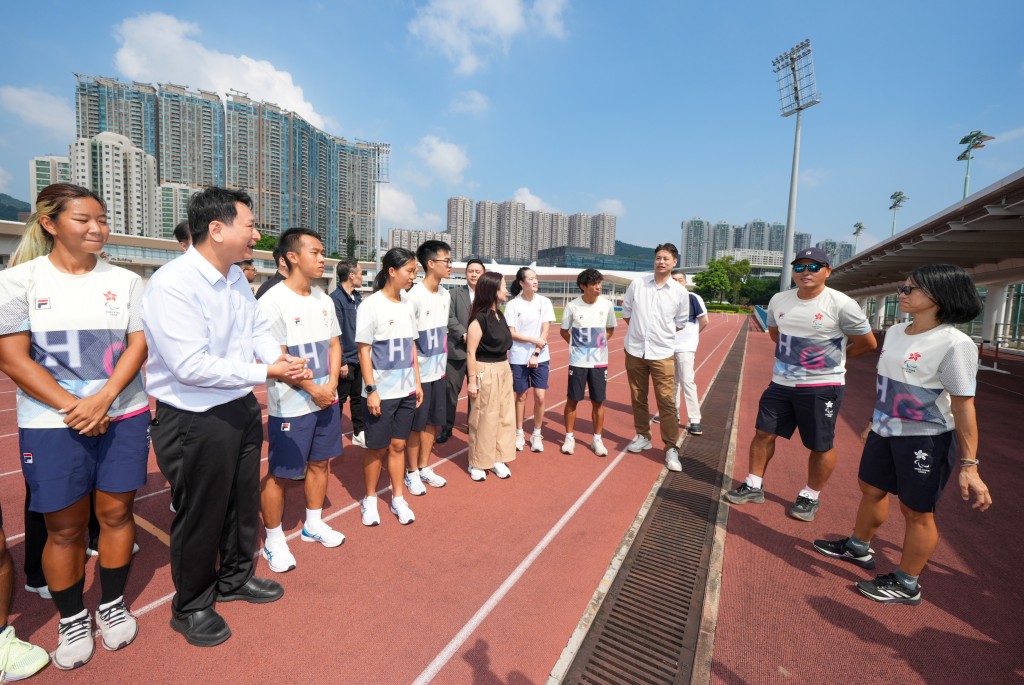 立法会民政及文化体育事务委员会参观体院，实地了解港队备战亚残运会的进度，为运动员打气。