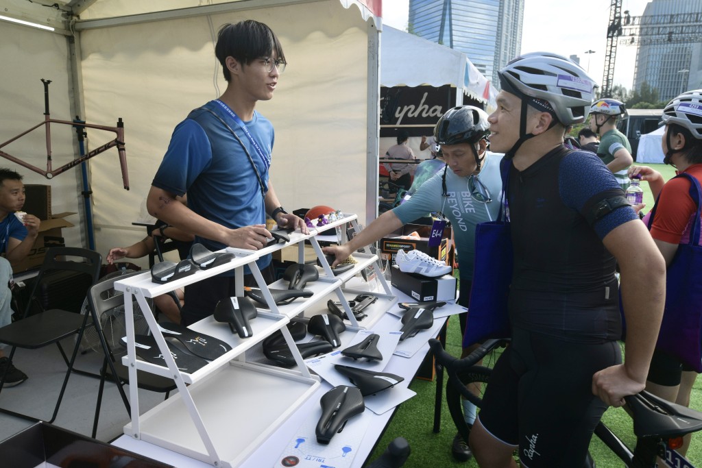 「運動市集」則匯聚國際運動品牌及本地公司攤位。陳浩元攝