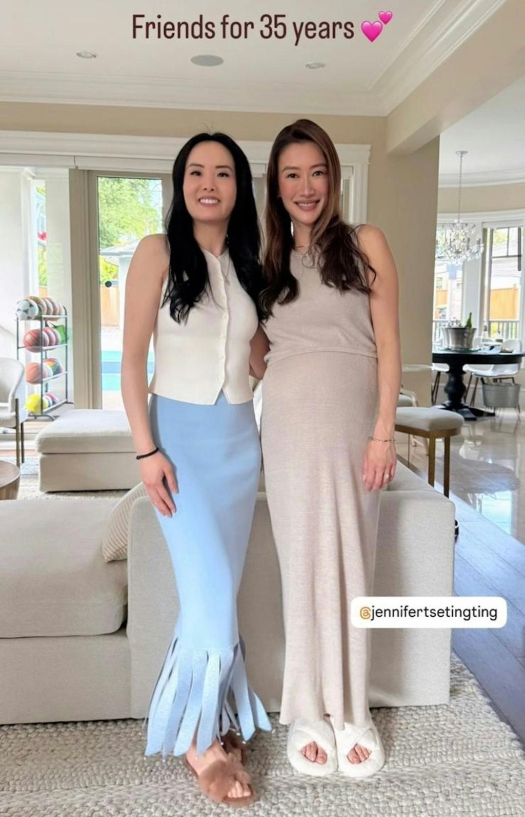 謝婷婷身穿連身裙,挺着巨肚。 謝婷婷身穿連身裙,挺着巨肚。
