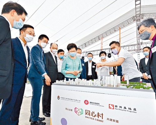 特首林鄭月娥及新鴻基地產執行董事郭基煇（左三）等，六月時出席元朗東頭「同心村」過渡性房屋項目動土禮。