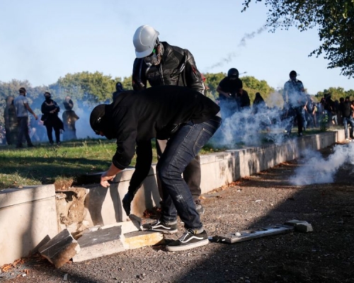 巴黎的游行演变成冲突。