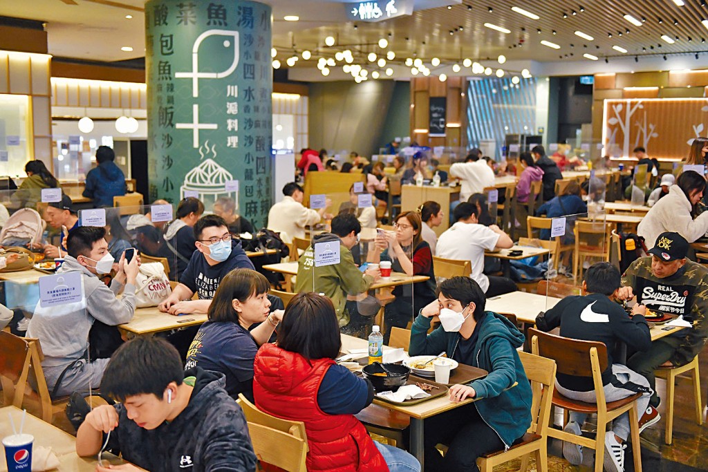 本港近期放寬防疫措施，食肆人流有所增加。