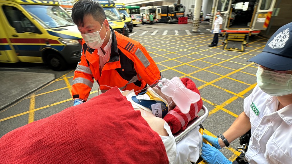 司机由救护车送往玛丽医院抢救。