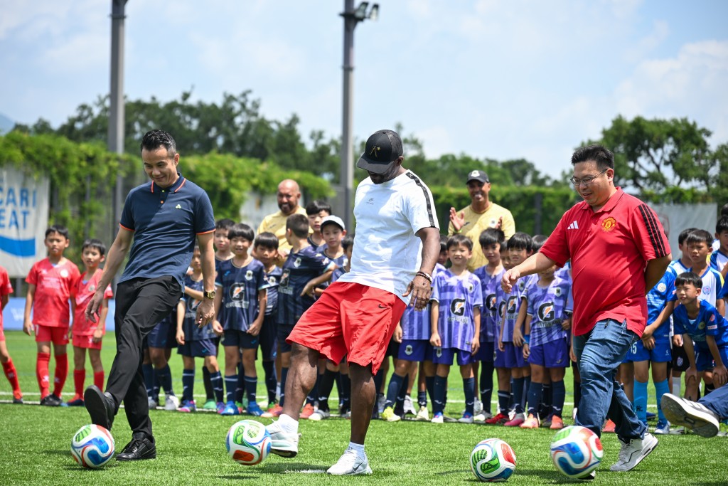 沙夏為「傳承足球夏令營2026」香港站進行開球禮。攝影:魏國謙 沙夏為「傳承足球夏令營2026」香港站進行開球禮。攝影:魏國謙