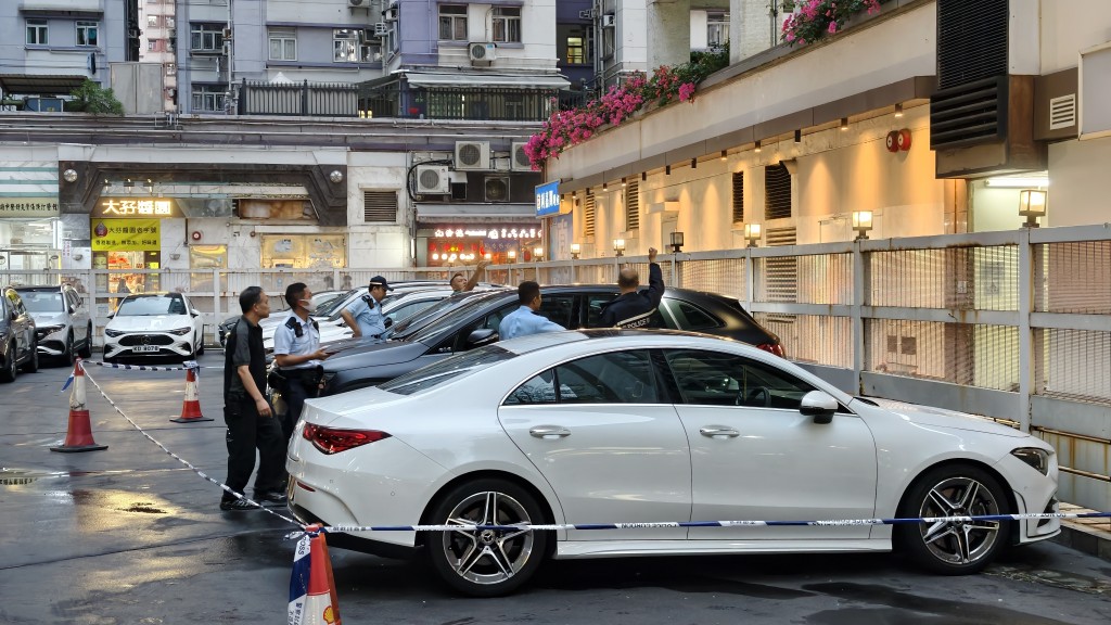 有樓下停車場私家車被波及。