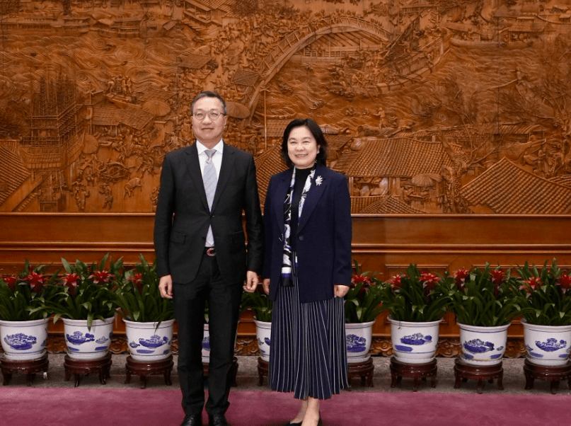 林定國向外交部副部長華春瑩介紹律政司近期在支援國際調解院（IOMed）發展的最新工作。林定國FB