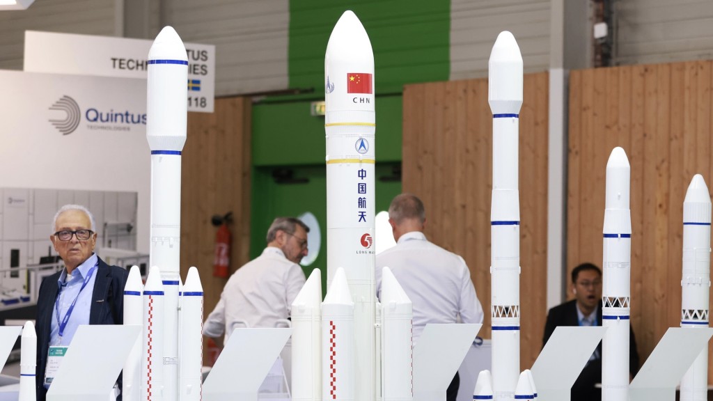 中國航天科技集團在巴黎航展展出長征系列運載火箭。 新華社