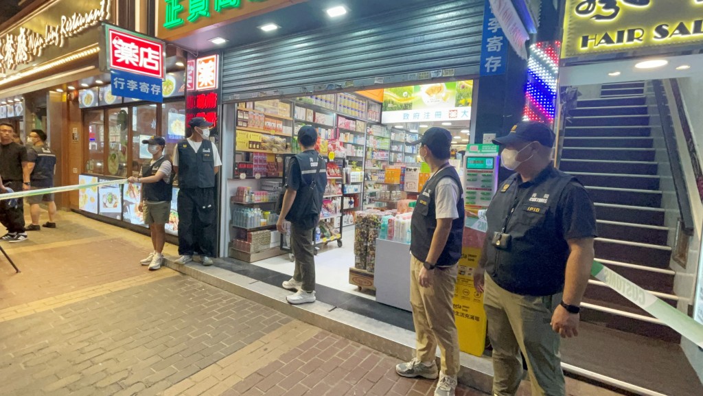 海關於五一黃金周時於在旺角打擊藥店不良營商。資料圖片 海關於五一黃金周時於在旺角打擊藥店不良營商。資料圖片
