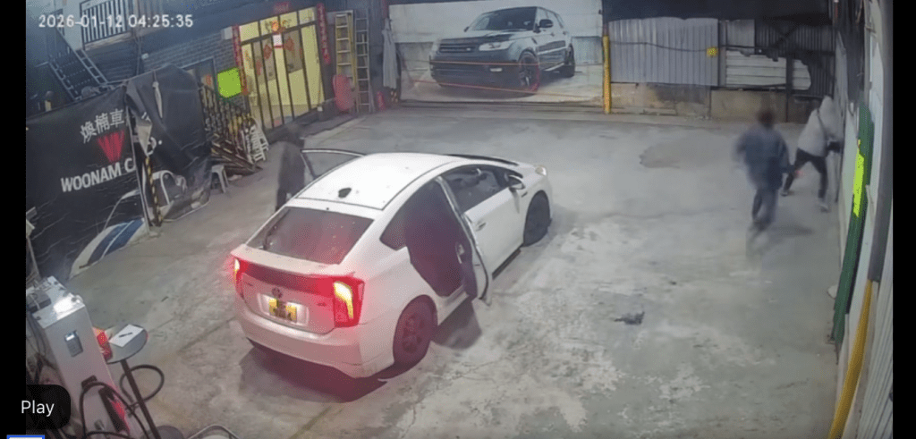 其中一名刀手反應迅速,快步追上並用力扯走職員身上的黑色斜孭袋。 其中一名刀手反應迅速,快步追上並用力扯走職員身上的黑色斜孭袋。