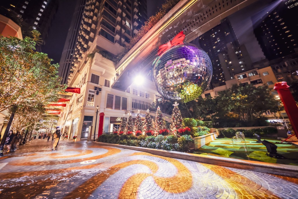 步行街上的閃亮Bling Bling裝飾，整條利東街就成為大家的聖誕派對舞池。