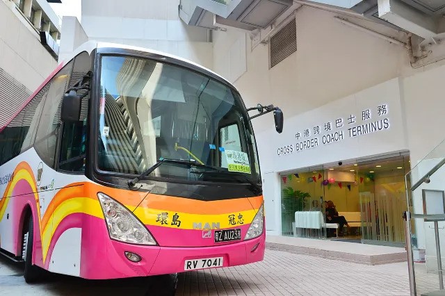 旅客可乘搭跨境巴士（永東巴士、環島中港通）經香園圍/蓮塘口岸往返內地及香港，詳情可致電跨境巴士商會及主要跨境巴士營辦商查詢。