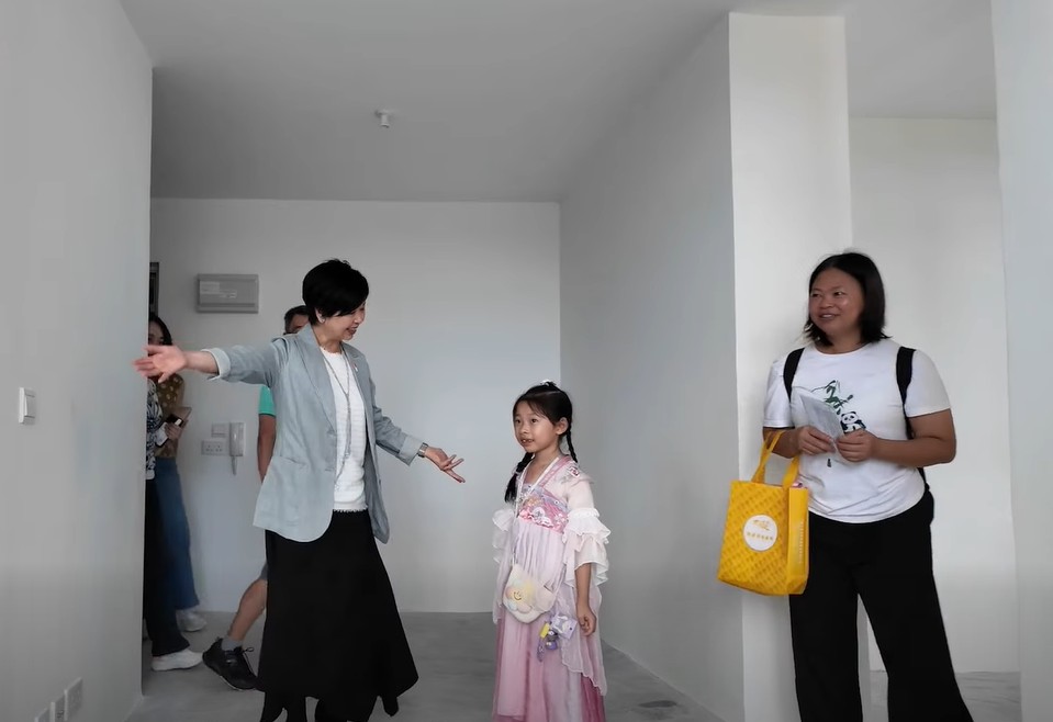 杜生、杜太帶着小女兒去到鳳凰嶺邨的新居。何永賢fb