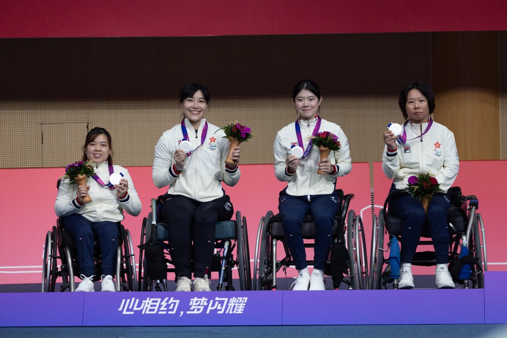 锺婉萍(左起)、余翠怡、林嘉雯、范佩珊在女子花剑赛事摘银。  中国香港残疾人奥委会图片