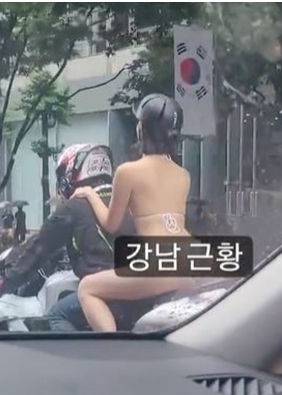 多名身穿比堅尼的女子坐著電單車後坐，穿梭南韓鬧市。(互聯網)