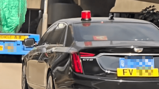 粵車—「FV」牌中港車涉違規裝警號閃燈 未貼通行許可證 運輸署:已轉執法部門跟進