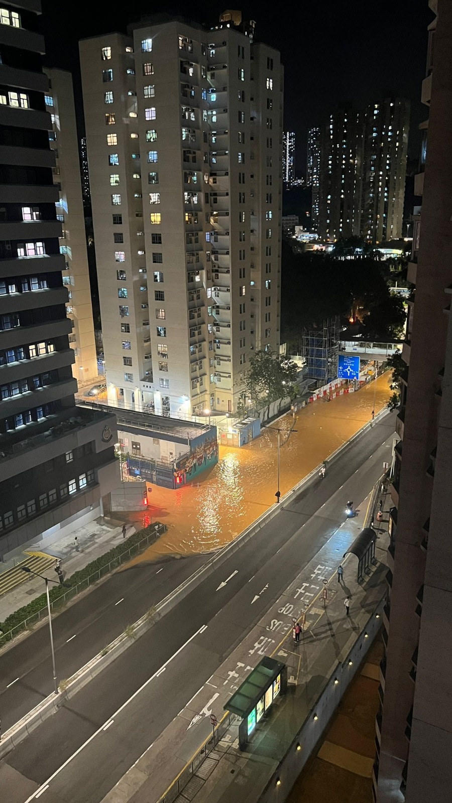 青衣鄉事會路近青衣警署有水管爆裂。網上圖片