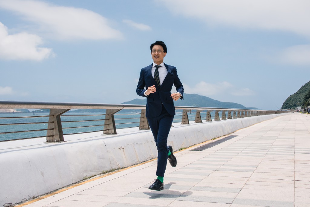 呂偉強穿起西裝跑步。