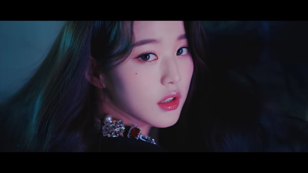 張員瑛喺預告變身暗黑少女。