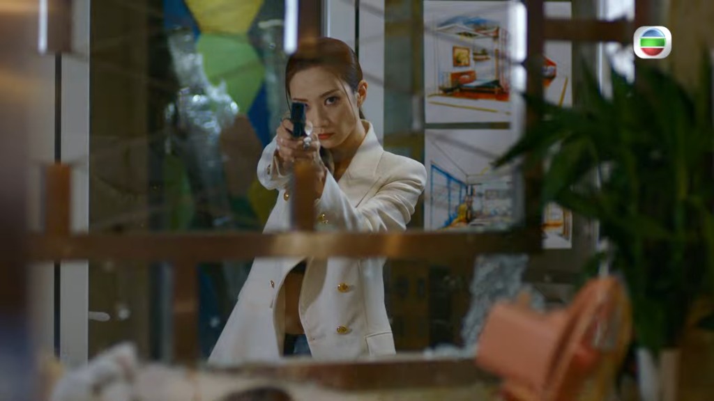 王君馨今次演王君馨今次演黑黑帮大家姐，预告中揸枪的她眼神好凌厉。帮大家姐，预告中揸枪的她眼神好凌厉。