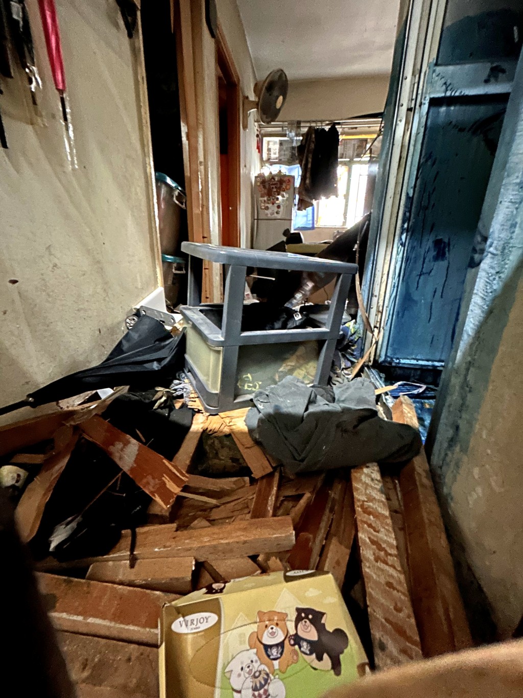 現場翻箱倒籠。 現場翻箱倒籠。