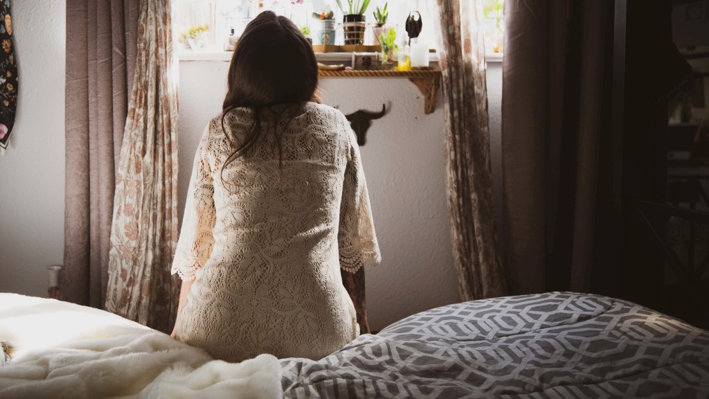 長者在睡醒後不要急着下牀。unsplash圖片