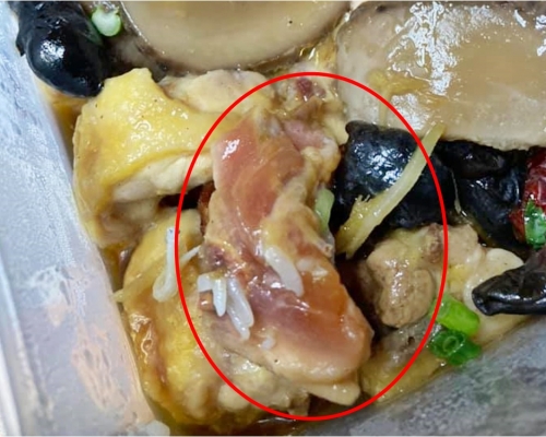 有網民分享外賣飯盒內的雞肉竟然為全生！FB群組「中伏飲食報料區」圖片