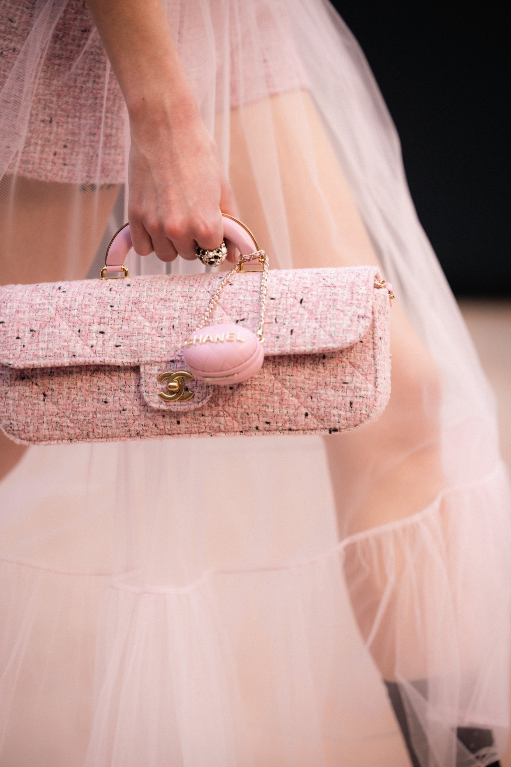 Chanel的袋款幾乎每個都成為粉絲們的 Dream Bag，相信這款長形粉紅、黑及白拼色的斜紋軟呢大號手袋/$52,700也不例外吧。